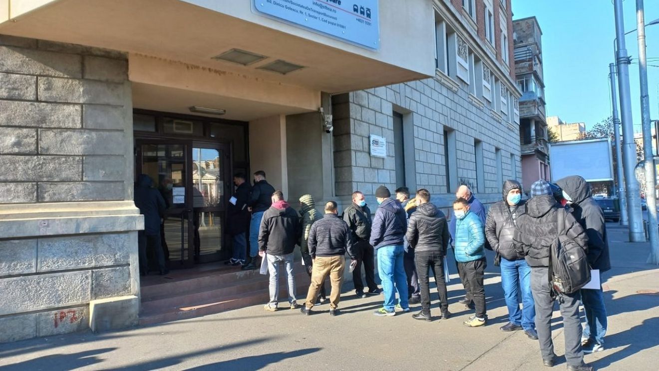 Coadă la STB pentru angajare pe posturile de șoferi după ce conducerea companiei a anunțat concedieri ca urmare a grevei ilegale. Care sunt cerințele și salariile