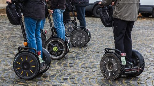Un polițist local din Sectorul 3 care se afla pe un Segway a accidentat două persoane, pe o alee dintr-un parc (surse)