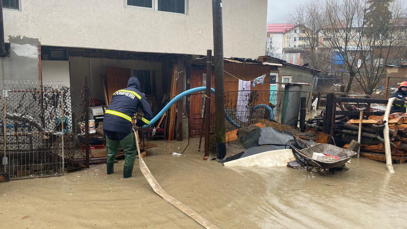 60 de copii evacuaţi dintr-o şcoală din Buzău după ce, în urma ploilor, apa a pătruns în clase