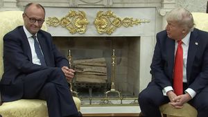 Întâlnire cordială între Merz şi Trump, în pofida unor divergenţe privind Ucraina / Merz i-a oferit un exemplar înrămat al certificatului de naştere al bunicului său, Frederick Trump, născut în Germania în 1869