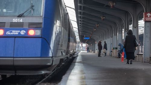 Peste două ore de întârzieri pe două rute CFR după ce un tren privat a rupt pantograful și linia de contact la ieșire din stația Filiași