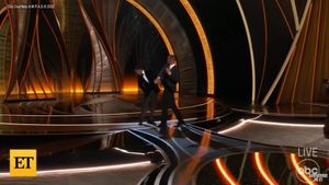Chris Rock se dezlănțuie la adresa lui Will Smith și a soției acestuia la un an de la palma de la Oscaruri / Rock spune că i-a plăcut să-l vadă pe Smith bătut în ultimul său film