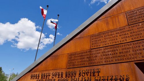 Autoritățile ruse au dat jos steagul Poloniei de pe un monument comemorativ pentru miile de polonezi uciși de Uniunea Sovietică, pe fondul deteriorării relațiilor dintre Moscova și Varșovia