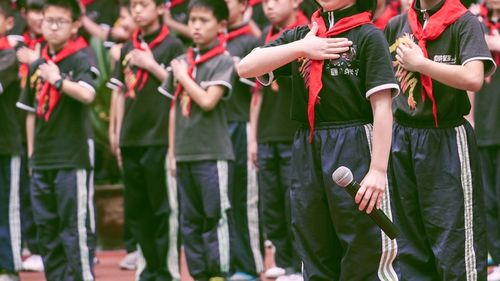 Răzgândirea ministrului Educației: Uniformele se transformă într-o “eşarfă, o pălărie, ceva, un semn distinctiv”, în recomandările către școli / Ce a decis instanța, cu privire la obligativitatea uniformei