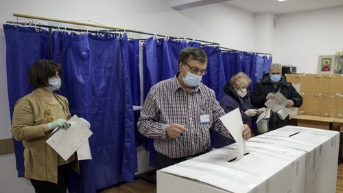 Cei mai mulți votanți până la ora 15.00 au peste 45 de ani / Bărbații au mers la urne în proporție mai mare decât femeile. Doar în București, Covasna și Harghita au votat mai multe femei