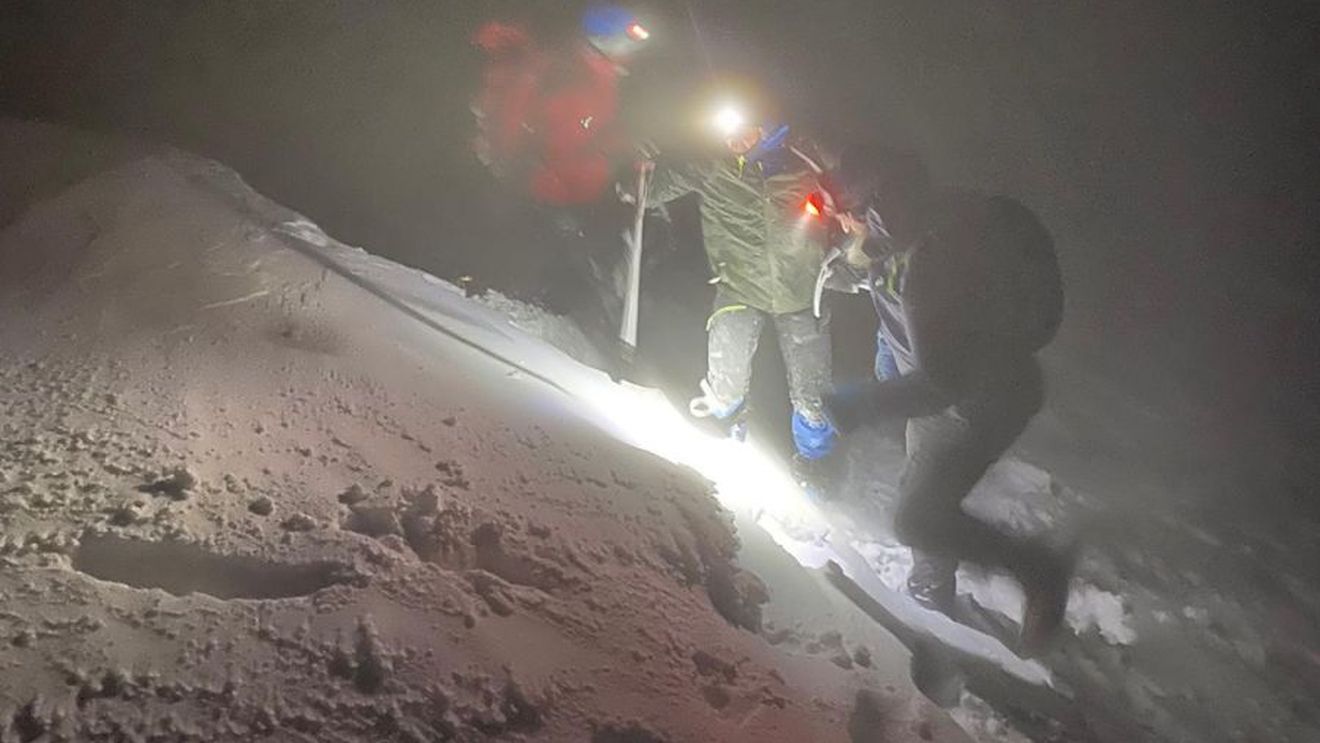 25 de turişti din zona Bâlea din Munţii Făgăraş, recuperaţi de salvamontiştii sibieni / Erau echipați de munte, însă aveau bagaje, iar vremea era nefavorabilă