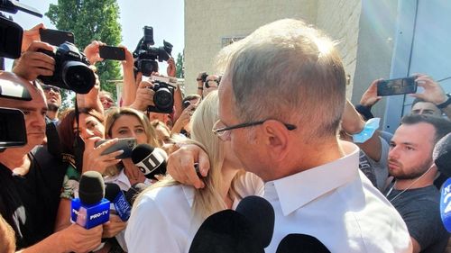 FOTO Eliberarea lui Liviu Dragnea în imagini: cine l-a așteptat la poarta penitenciarului și în fața casei
