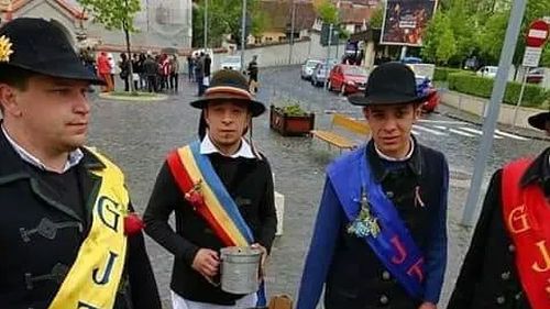 „Marțea cu plăcinte”, în Piața Unirii din Brașov / Junii continuă obiceiurile de după Paște: miercuri se îmbracă ”nemțește”, iar vineri e zi festivă