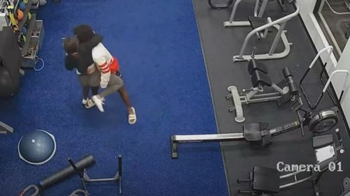 VIDEO "Să nu renunți niciodată": O femeie se luptă cu un bărbat care a atacat-o într-o sală de fitness din SUA