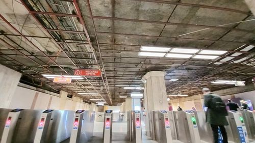 FOTO Staţia de Metrou Universitate care se află chiar sub KM 0 al Bucureştiului arată ca o cavernă din cauza tavanului dezafectat în urmă cu câţiva ani şi lăsat de izbelişte. Metrorex: Se caută soluţii financiare pentru înlocuirea plafoanelor false
