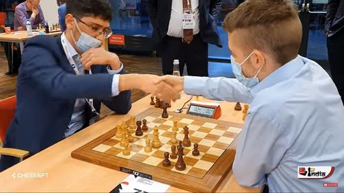 VIDEO Performanță remarcabilă a șahistului român Mihnea Costachi. A remizat cu numărul 2 mondial Alireza Firouzja la Campionatele Modiale de șah de la Varșovia