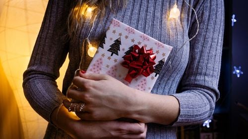 Cum alegem cadourile potrivite? Oamenii aleg cadourile care să uimească destinatarul, mai degrabă decât cele care să îl mulțumească – studiu psihologic