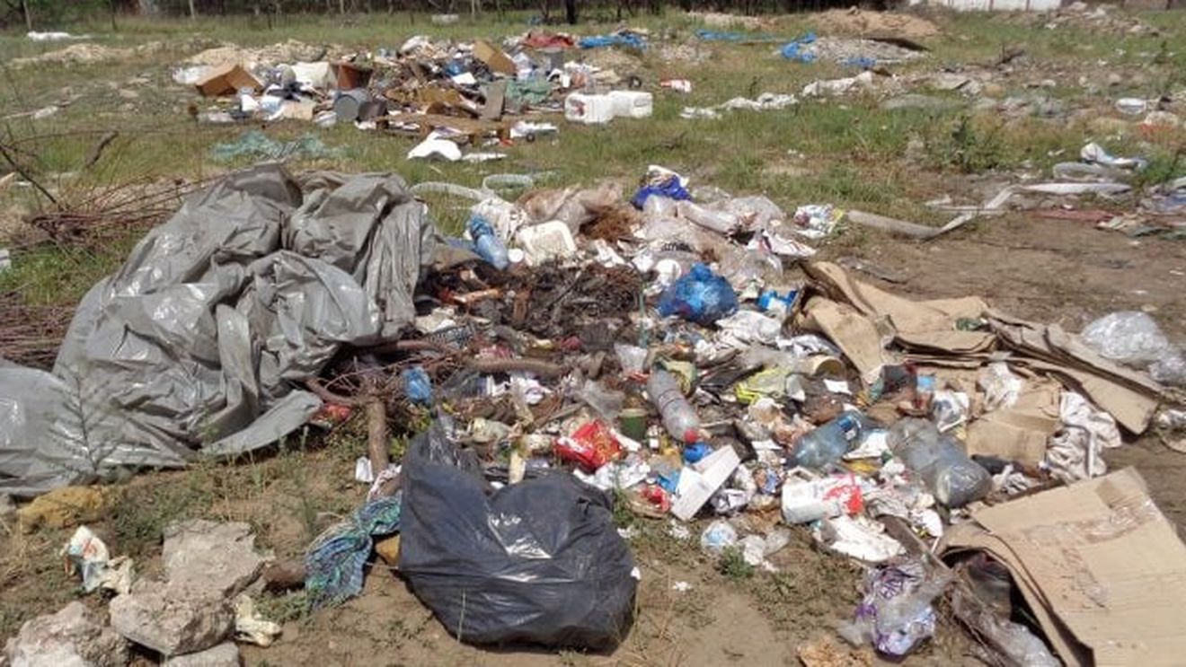 Cantităţi impresionante de deşeuri, depozitate ilegal într-o comună din Suceava/ O persoană a fost amendată de Garda de Mediu cu 15.000 de lei