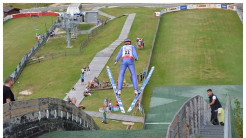 Cei mai buni săritori cu schiurile din lume revin la Râşnov / Aproape 100 de sportivi, din 17 ţări, participă la etapa de Cupă Mondială de vară / România ocupă locul 6 pe națiuni la feminin și locul 13 la masculin