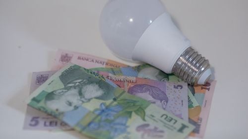Cardul de energie: Ghid pentru situații speciale / Autoritățile explică ce trebuie să știe beneficiarii sprijinului de 1.400 lei pentru plata facturilor la utilități