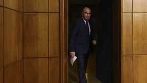 VIDEO Premierul Bolojan a anunțat măsurile fiscale: TVA crește la 11% și 21%. Suprataxarea băncilor și a jocurilor de noroc / Cresc accizele la tutun, alcool și combustibil / Creșterea contributorilor la CNAS / Crește impozitul pe dividende la 16%