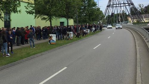 Mărturisire emoționantă a unei românce care a stat 5 ore la coadă, dar nu a mai apucat să voteze pentru că a trebuit să meargă la muncă: Pe drum am plâns, și cineva m-a îmbrățișat