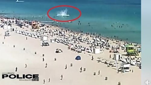 VIDEO Un elicopter se prăbușește în apă în Miami la mică distanță de oamenii care înotau