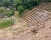 VIDEO | Un bărbat din Italia a construit un „teatru antic” fals și a cerut până la 40 de euro pentru a fi vizitat / Era prezentat ca un sit arheologic vechi de mii de ani