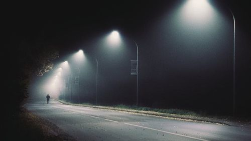 Începând de luni seară românii nu mai pot ieși din case după ora 22:00 decât pentru un motiv întemeiat și cu o declarație pe propria răspundere/ Cum arată documentul și de unde îl poți descărca