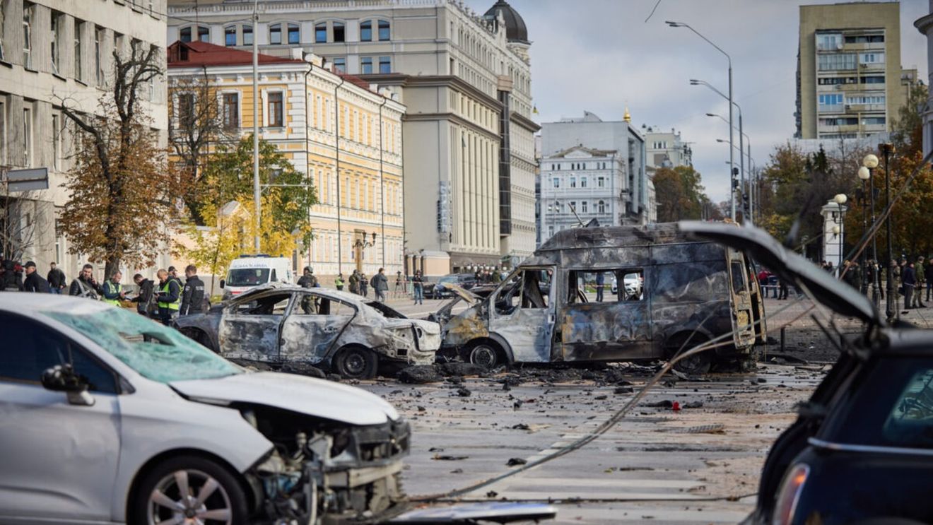 Cel puţin patru morţi şi 26 de răniţi la Kiev, într-un atac rus „masiv” cu drone şi  rachetă