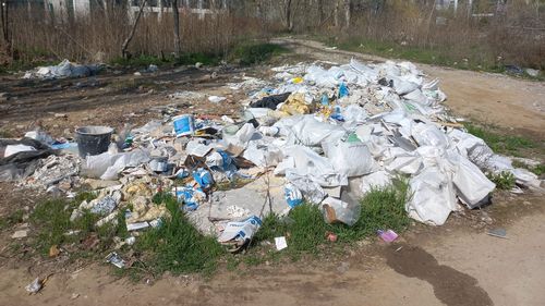 FOTO Terenul de peste 10 hectare din centrul Bucureştiului pe care autorităţile intenţionează să construiască Cartierul Justiţiei a devenit un focar de infecţie, plin cu deşeuri provenite din demolări, plastice şi resturi menajere
