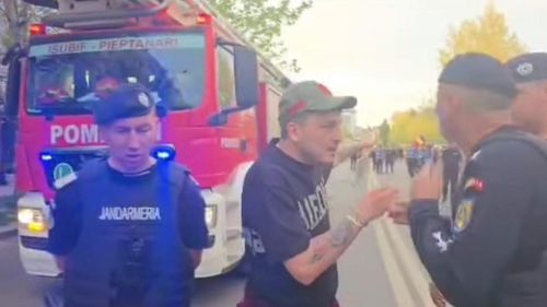 VIDEO Makaveli, ridicat de jandarmi de la protestul din fața Înaltei Curți de Casație și Justiție / A fost preluat de jandarmi și Silvestru Șoșoacă