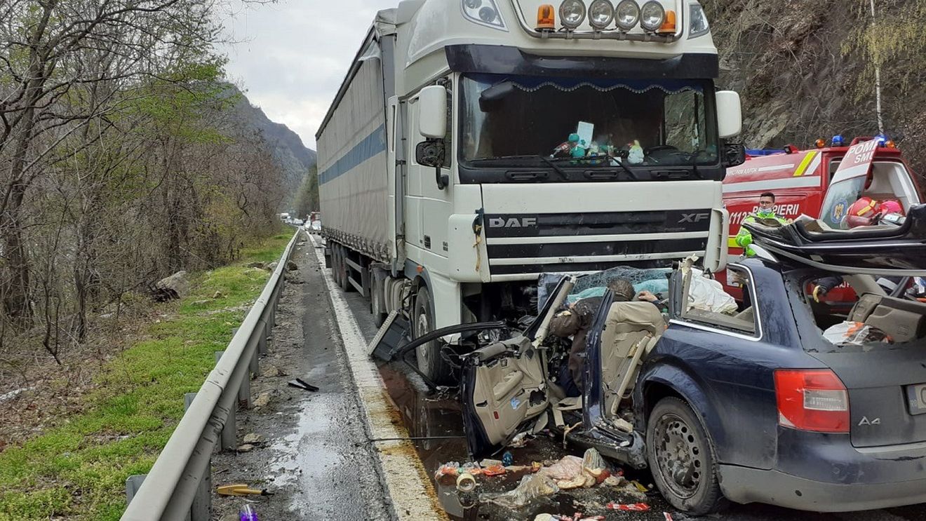 Traficul rutier este complet blocat pe DN7, la Călimănești, în urma unui accident în care au murit două persoane