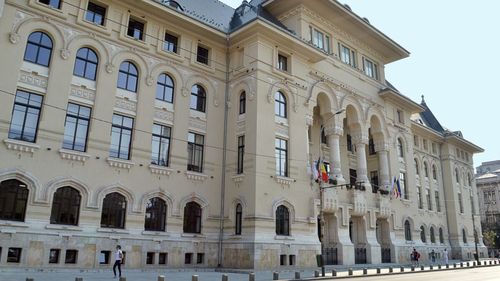 Guvernul şi Autoritatea Electorală Permanentă, date în judecată pentru că nu au organizat alegeri pentru Primăria Capitalei. Reclamanţii cer instanţei să oblige Executivul să emită hotărârea de organizare a scrutinului
