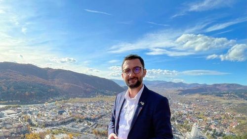 Primarul din Piatra-Neamţ va tăia pomii fructiferi din oraș pentru că fructele murdăresc trotuarele / În locul lor, vor fi plantați arbori ornamentali