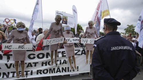 Protestatarii de la Parlament au plecat în marș spre Guvern. Manifestația a continuat în Piața Victoriei