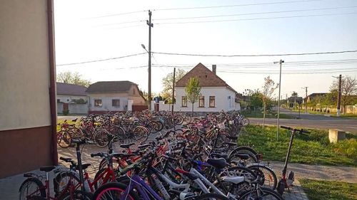”O mare de biciclete” în faţa şcolii unei comune din Arad, unde jumătate dintre elevi pedalează / Primar: ”Am făcut o pistă de biciclete de 2,8 kilometri, pe fonduri europene”
