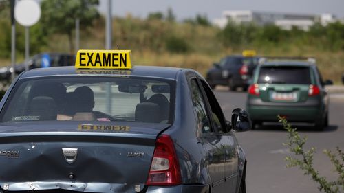 Legea promulgată: Examenul teoretic pentru obţinerea permisului de conducere poate fi dat oriunde în ţară