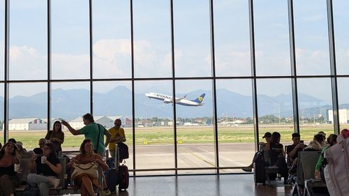 Trenuri rapide, muncă inteligentă și schimbări climatice: sfârșitul lent al zborurilor interne în Europa, care în ultimii douăzeci de ani s-au redus la jumătate