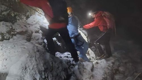 VIDEO Prahova: Salvamontiștii intervin pentru coborârea de pe munte a unor turişti neechipaţi corespunzător care încercau să ajungă la Sfinx