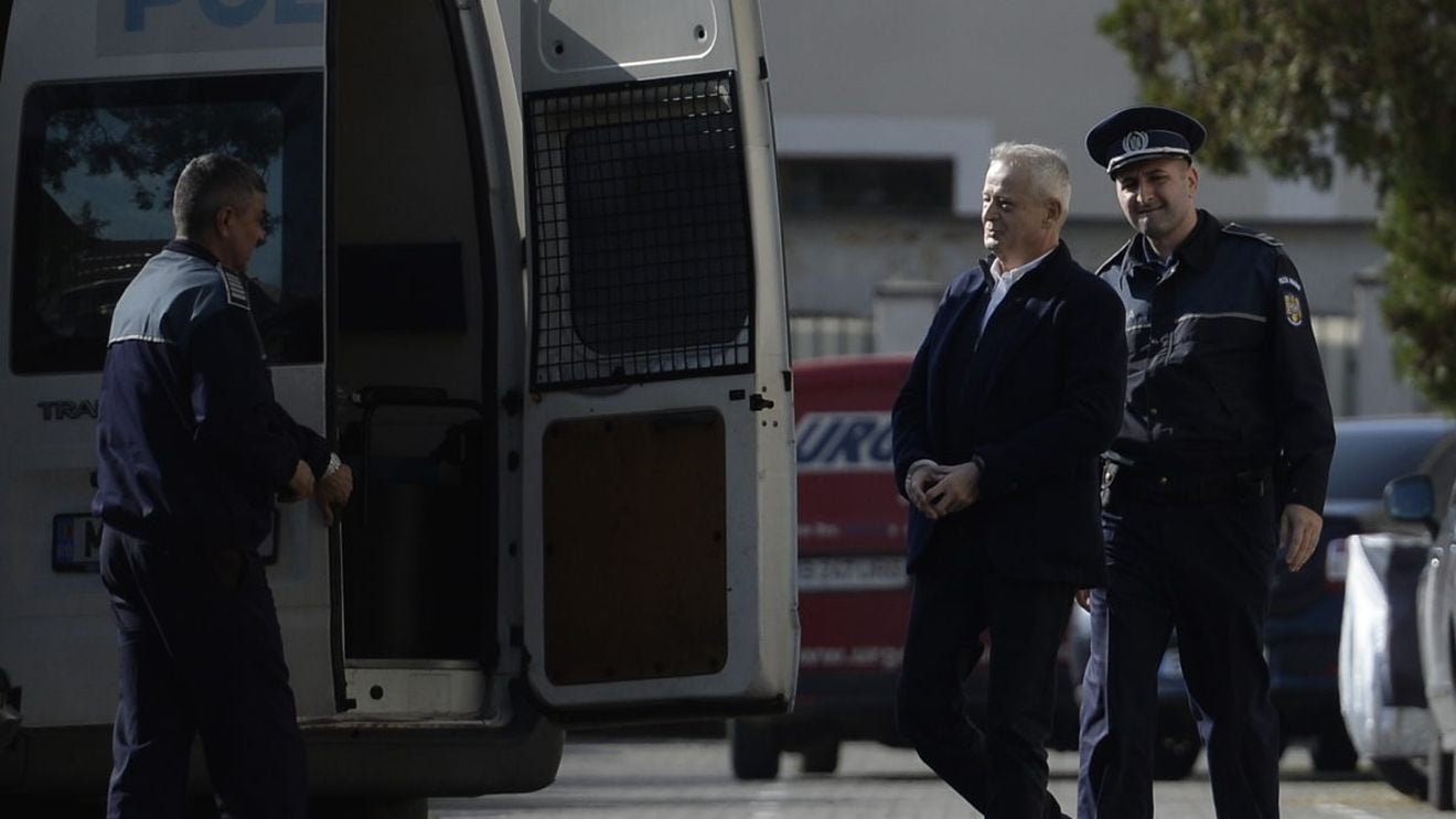 Sorin Oprescu, reținut în Grecia, invocă decizii CCR şi cere reducerea pedepsei de 10 ani şi 8 luni de detenţie / Curtea de Apel Bucureşti se pronunţă miercuri asupra căii extraordinare de atac formulate de fostul primar al Capitalei
