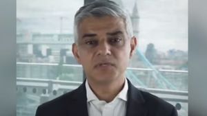 Primarul Londrei anunţă verificarea tuturor statuilor din trecutul imperial după dărâmarea de către protestatari a monumentului lui Edward Colson, fost negustor de sclavi / Studenţi de la Universitatea Oxford cer îndepărtarea statuii "rasiste" a lui Cecil Rhodes