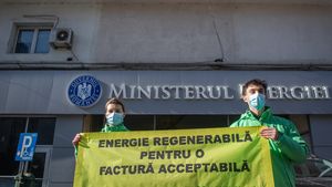 GALERIE FOTO Protest pentru investiții verzi la Ministerul Energiei: O factură uriașă, de 1 metru și jumătate înălțime, a fost adusă guvernanților