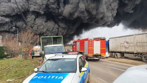 Degajări mari de fum după un incendiu la un depozit din Buzău. Pompierii au trimis mesaj RO-ALERT