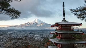 Un gard uriaș blochează vederea la Muntele Fuji: Dezordinea, lipsa de maniere și indisciplina turiștilor i-au făcut pe japonezi să spună stop turiștilor