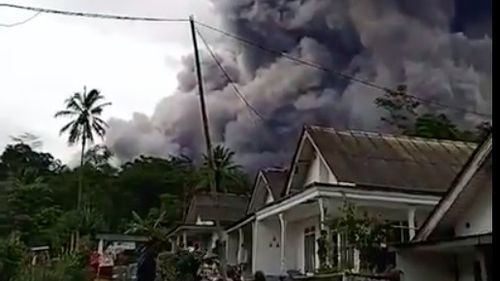 Vulcanul Semeru din provincia indoneziană Java de Est a început să erupă sâmbătă. Cenușa și fumul ajung în atmosferă la o înălțime de 5.600 de metri