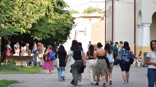 Înscrierile pentru evaluarea competenţelor din cadrul examenului de bacalaureat se fac în perioada 16-20 decembrie, conform calendarului aprobat de MEC