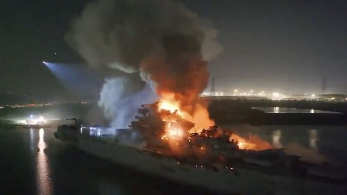 China: fostul portavion sovietic Minsk, devastat de un incendiu