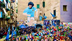 Din pasiune pentru Napoli: Un italian căutat de 11 ani de poliţie a fost arestat după ce a fost văzut sărbătorind titlul în Serie A