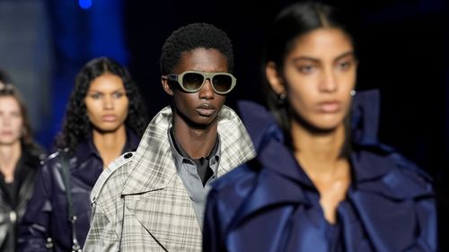 Cu ce defilează Burberry la London Fashion Week: colecția de toamnă-iarnă