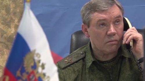 Şeful Statului Major rus Valeri Gherasimov vizitează trupele combatante în plină ofensivă în regiunea ucraineană Doneţk. Moscova revendică cucerirea localităţii Novoliubivka în Lugansk. Rusia se gândeşte la ridicarea sancţiunilor şi revenirea SUA pe piaţa rusă ”schimbată”