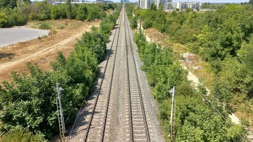 FOTOGALERIE Cum arată ruta din Nordul Capitalei care ar urma să fie parcursă de Trenul Metropolitan Bucureşti-Ilfov: străbate mai multe câmpuri goale decât aglomerări urbane