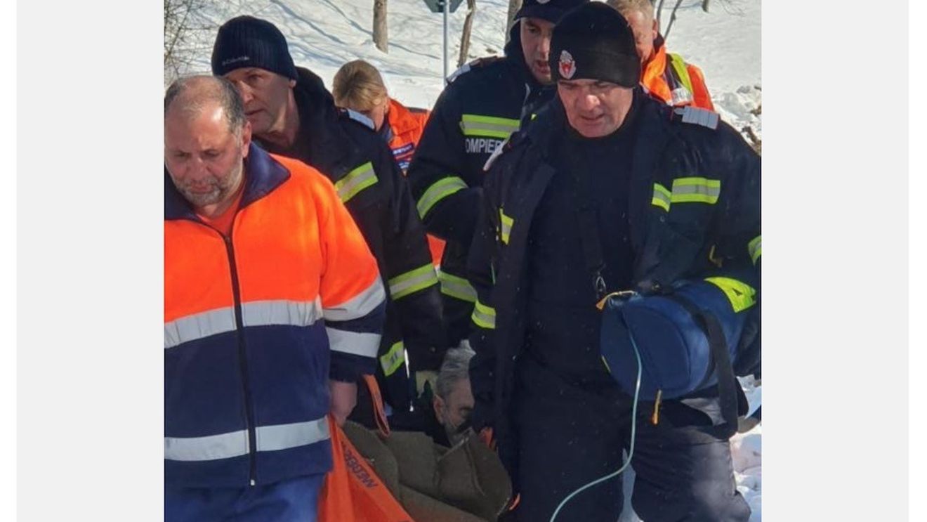 Bărbat cu afecţiuni respiratorii grave, transportat de salvatorii din Hunedoara mai mult de un kilometru pe jos, din cauza drumului plin de zăpadă şi gheaţă