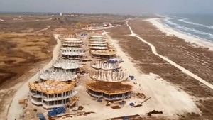 Proiect de lege pe ordinea de zi a deputaților: Construcţiile ilegale cu destinaţie turistică nu vor mai putea fi demolate dacă se află pe proprietate privată, susține USR (document)