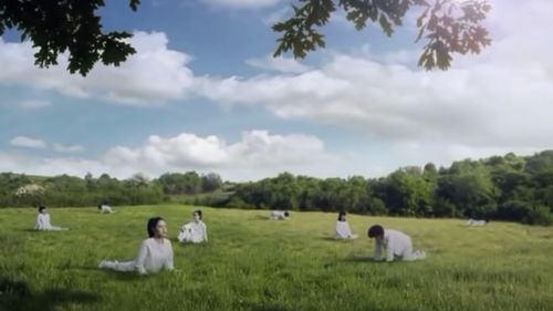 Reclamă la produse lactate, oprită în Coreea de Sud / În spotul publicitar, un bărbat filmează un grup de femei, care ulterior se transformă în vaci